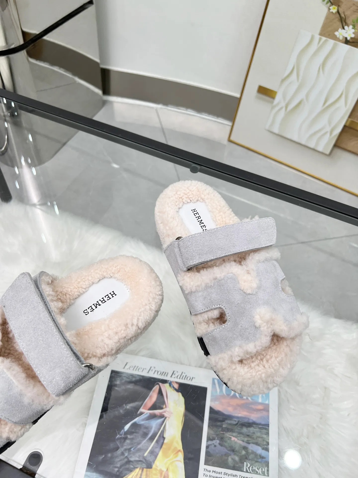 👟👟Ex-factory price 440👟👟 🌸[HERMES] My horse’s classic hot style second uncle🐑wool slippers🆕 are now available. A must-have item for autumn and winter ✅ Versatile and fashionable at home and out on the street 🍀The colors are extremely colorful! Walking Tuscany! TPR non-slip outsole is super light ️ Super comfortable on the feet without any sense of restraint I can’t stop drinking coffee ☕ My second uncle can’t take it off Color: maroon sand color light gray haze blue leather surface black code number: 35-40 (41 customized, non-returnable) Factory ready supply